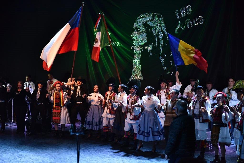 Ansamblul Folcloric Sinca Noua in San Carlos, Chile 2017,  Sarba impreuna cu publicul, ansamblul folcloric din Mexic si organizatorii pe scena Centrului Cultural San Carlos